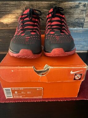 Nike Men’s Fingertrap Max Black and Red Athletic Running Shoes